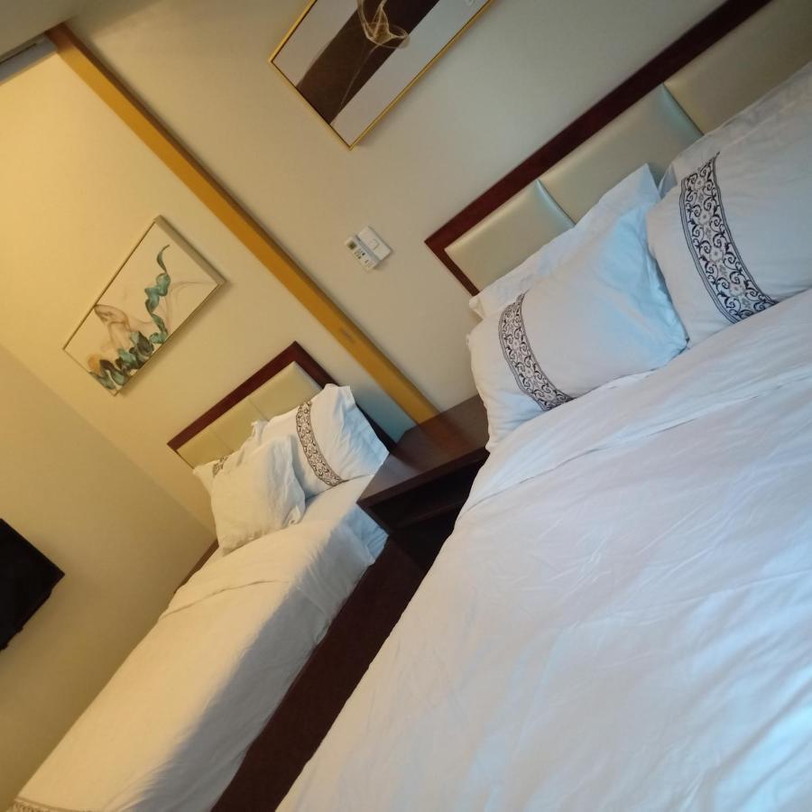One Uptown Opposite Of Grandhyatt Hotel Manila Taguig City Esterno foto