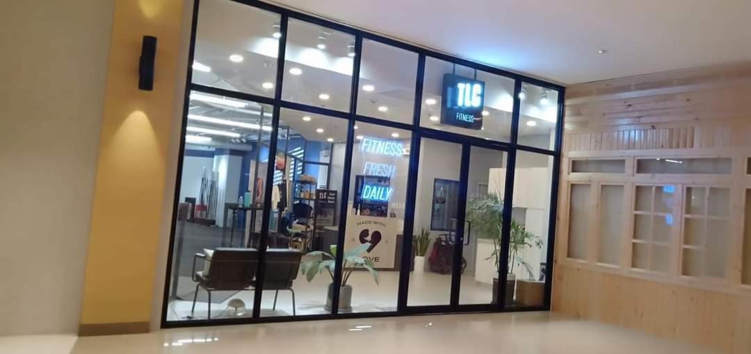 One Uptown Opposite Of Grandhyatt Hotel Manila Taguig City Esterno foto