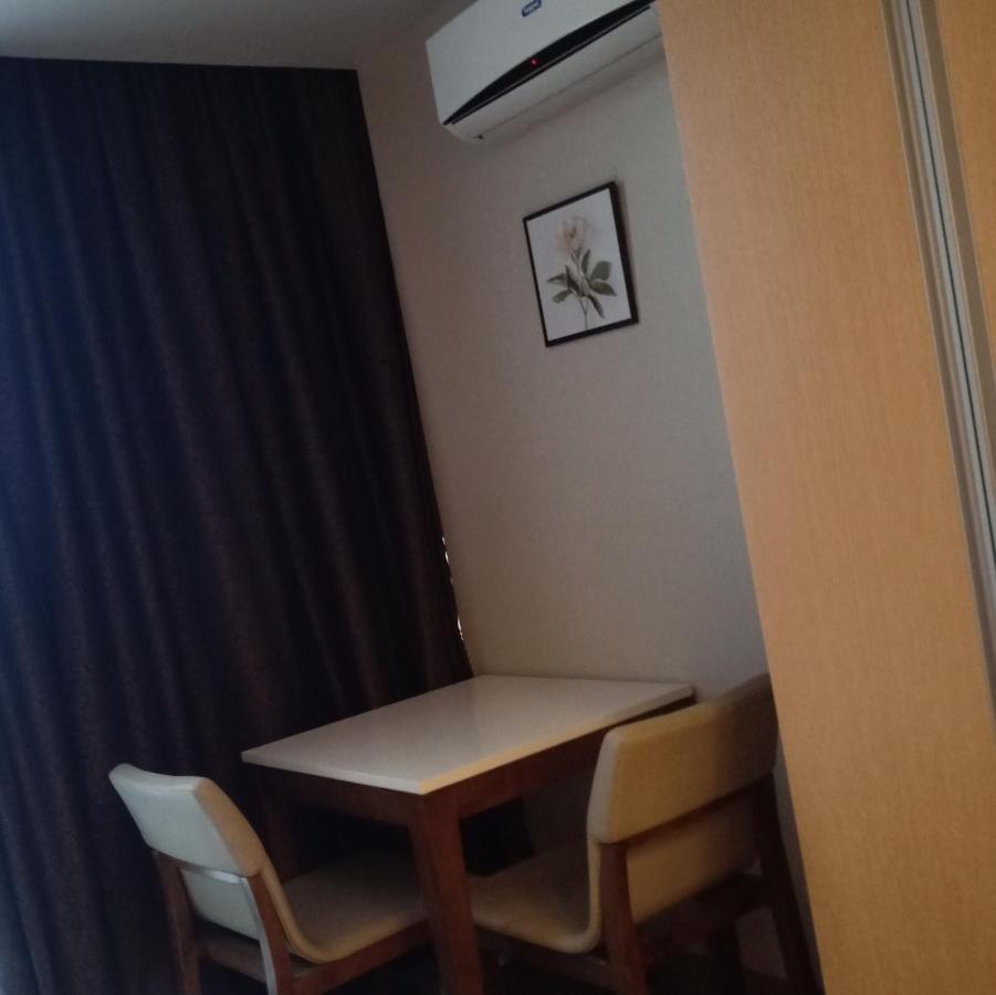 One Uptown Opposite Of Grandhyatt Hotel Manila Taguig City Esterno foto